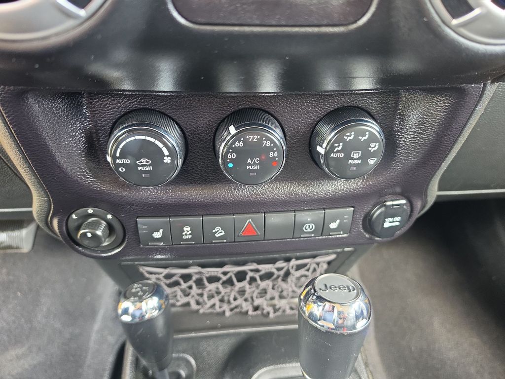 Thumbnail: 2015 Jeep Wrangler - 23