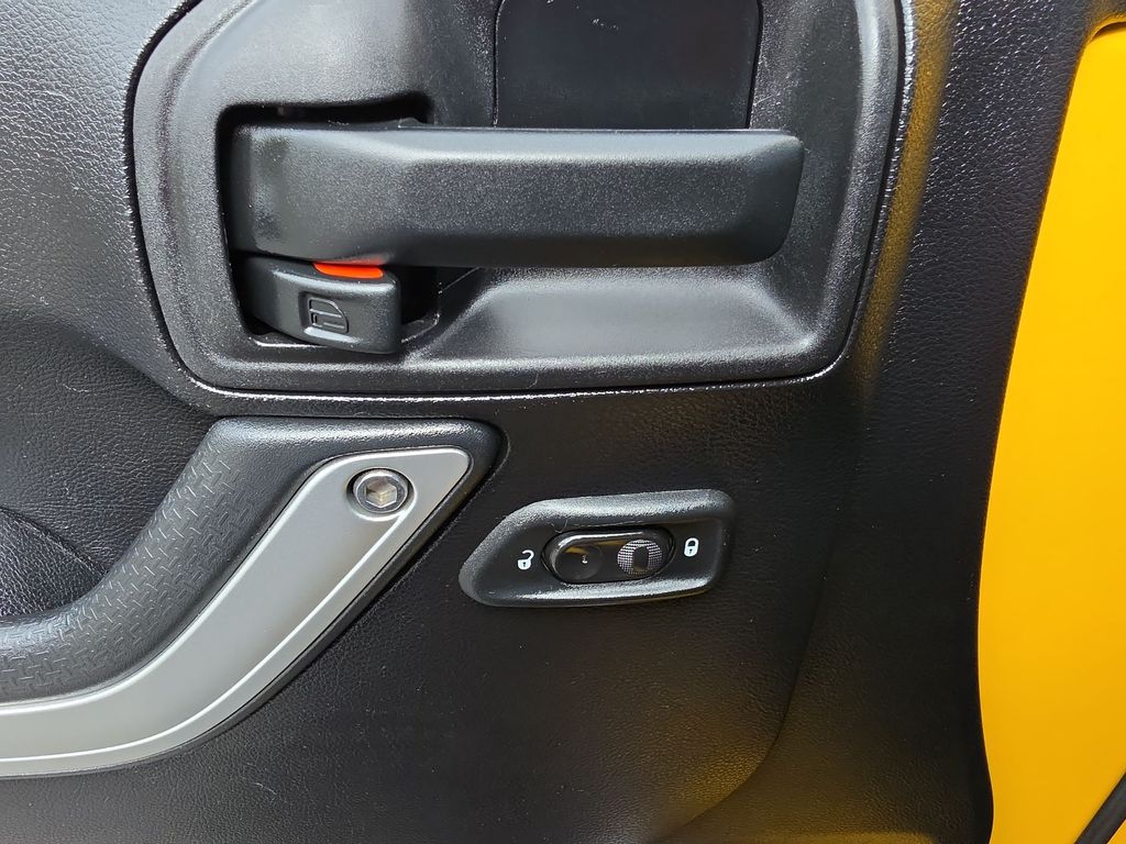 Thumbnail: 2015 Jeep Wrangler - 21