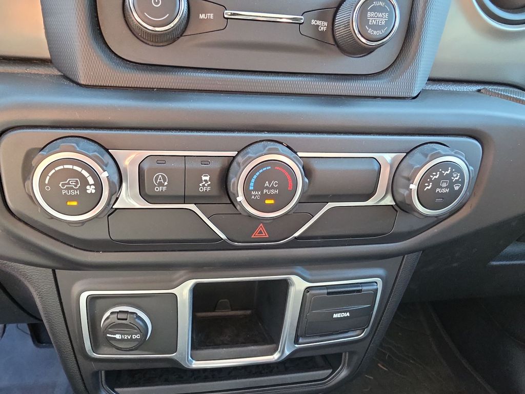 Thumbnail: 2018 Jeep Wrangler - 22