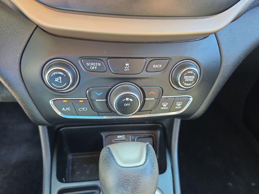 Thumbnail: 2018 Jeep Cherokee - 23