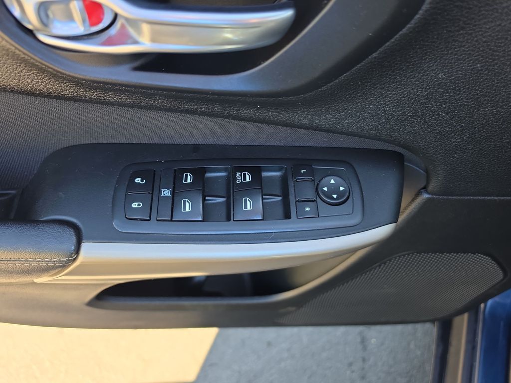 Thumbnail: 2018 Jeep Cherokee - 21