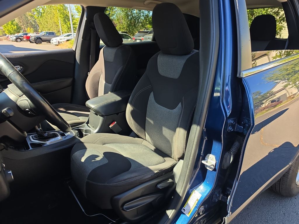 Thumbnail: 2018 Jeep Cherokee - 7