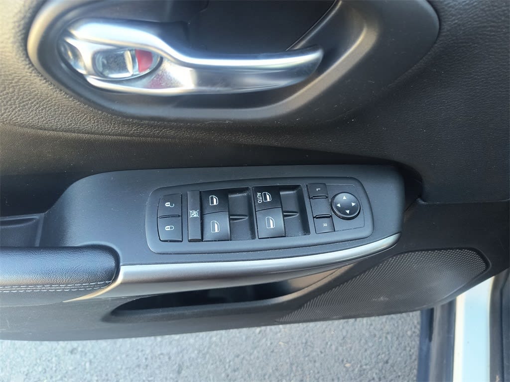 Thumbnail: 2019 Jeep Cherokee - 21