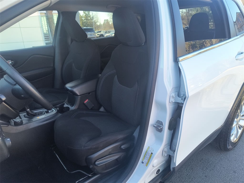 Thumbnail: 2019 Jeep Cherokee - 9