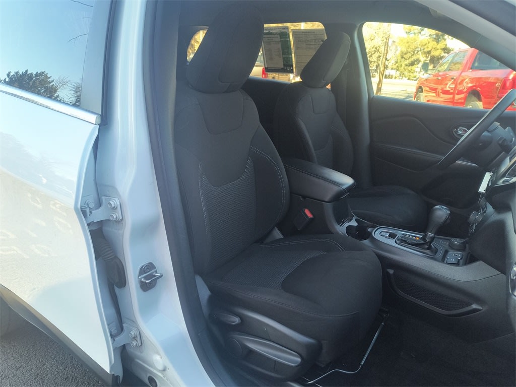 Thumbnail: 2019 Jeep Cherokee - 10