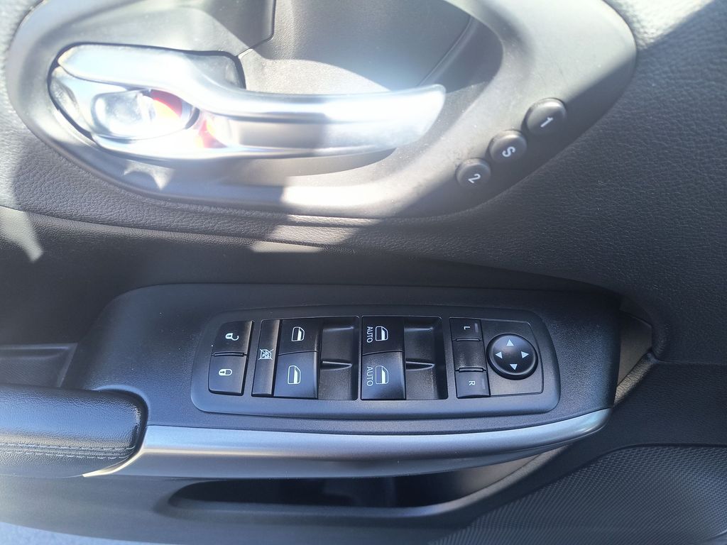 Thumbnail: 2019 Jeep Cherokee - 21