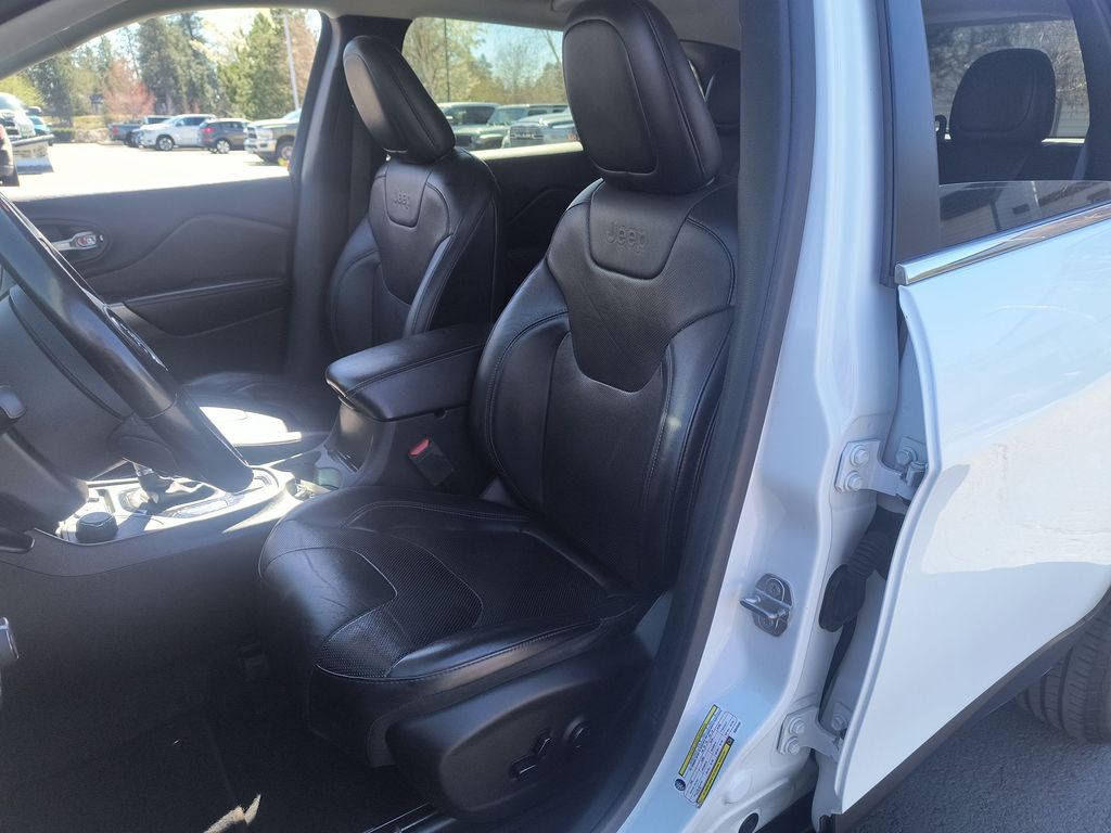 Thumbnail: 2019 Jeep Cherokee - 8