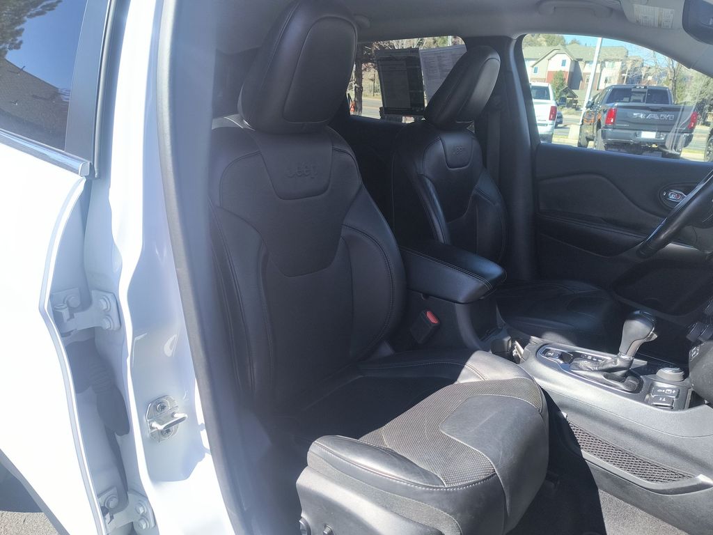 Thumbnail: 2019 Jeep Cherokee - 9