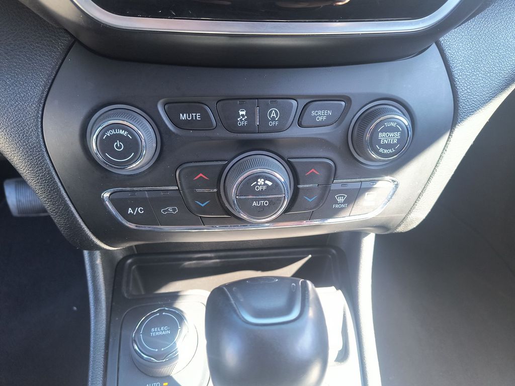 Thumbnail: 2019 Jeep Cherokee - 23