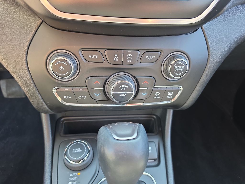 Thumbnail: 2022 Jeep Cherokee - 23