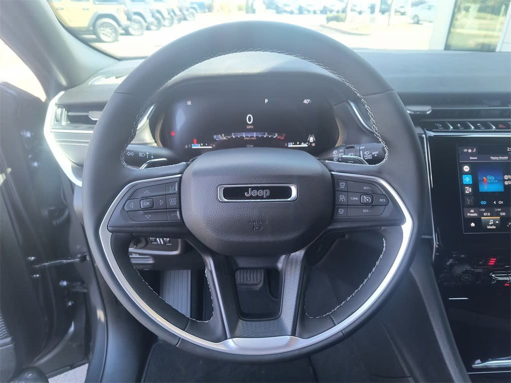 2025 Jeep Grand Cherokee Laredo 2