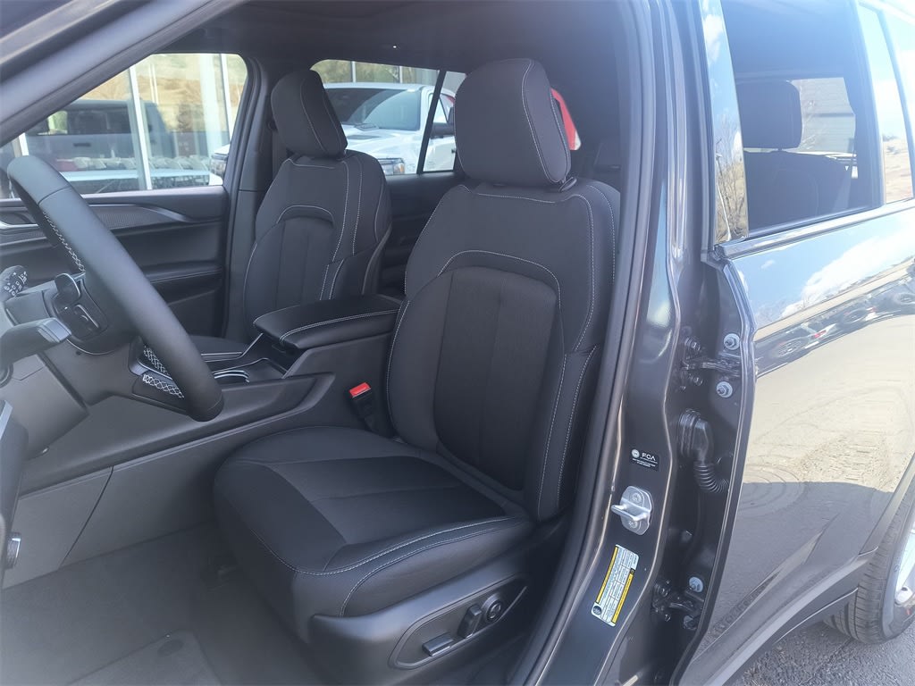 2025 Jeep Grand Cherokee Laredo 8