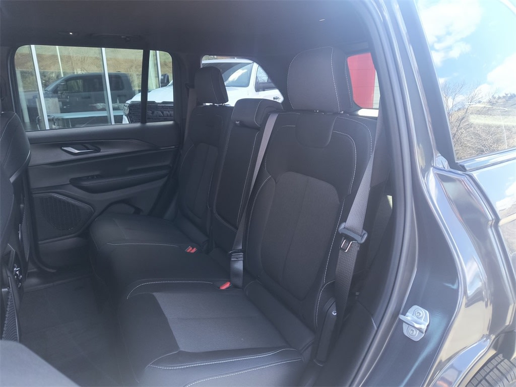 2025 Jeep Grand Cherokee Laredo 10