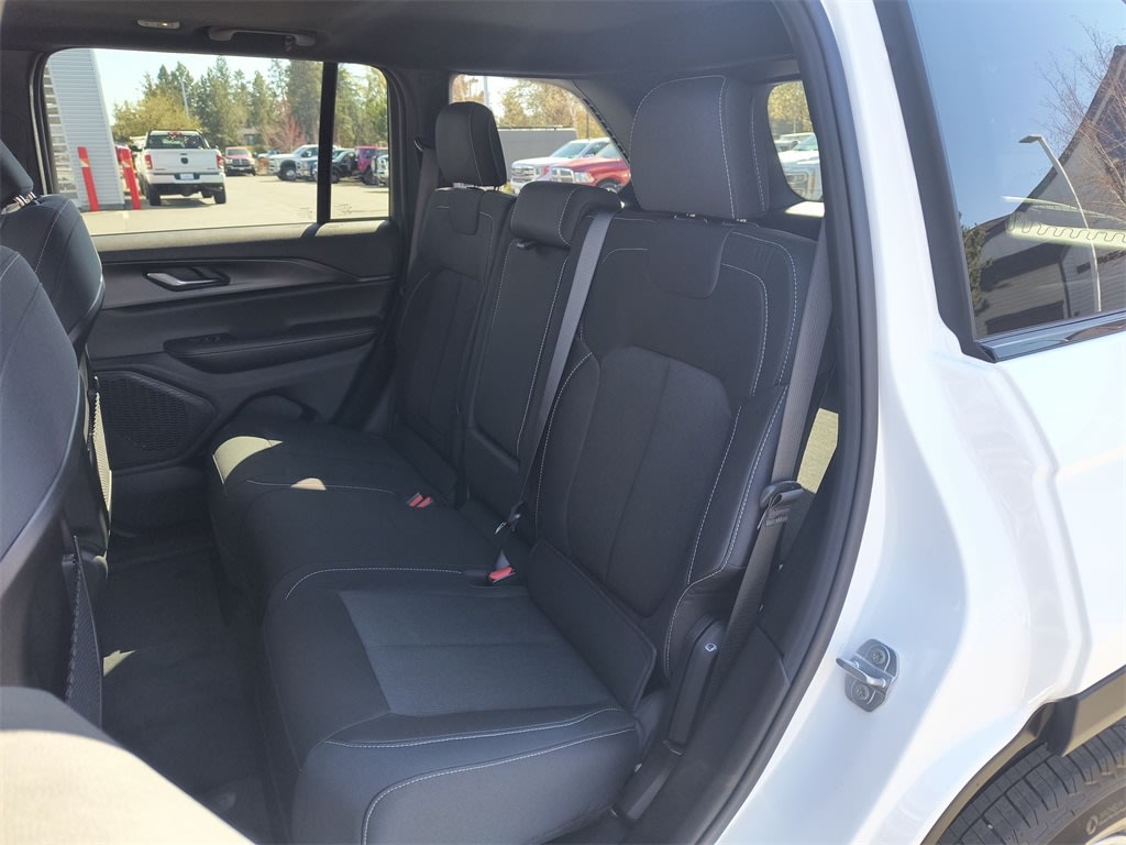 2025 Jeep Grand Cherokee Laredo 9