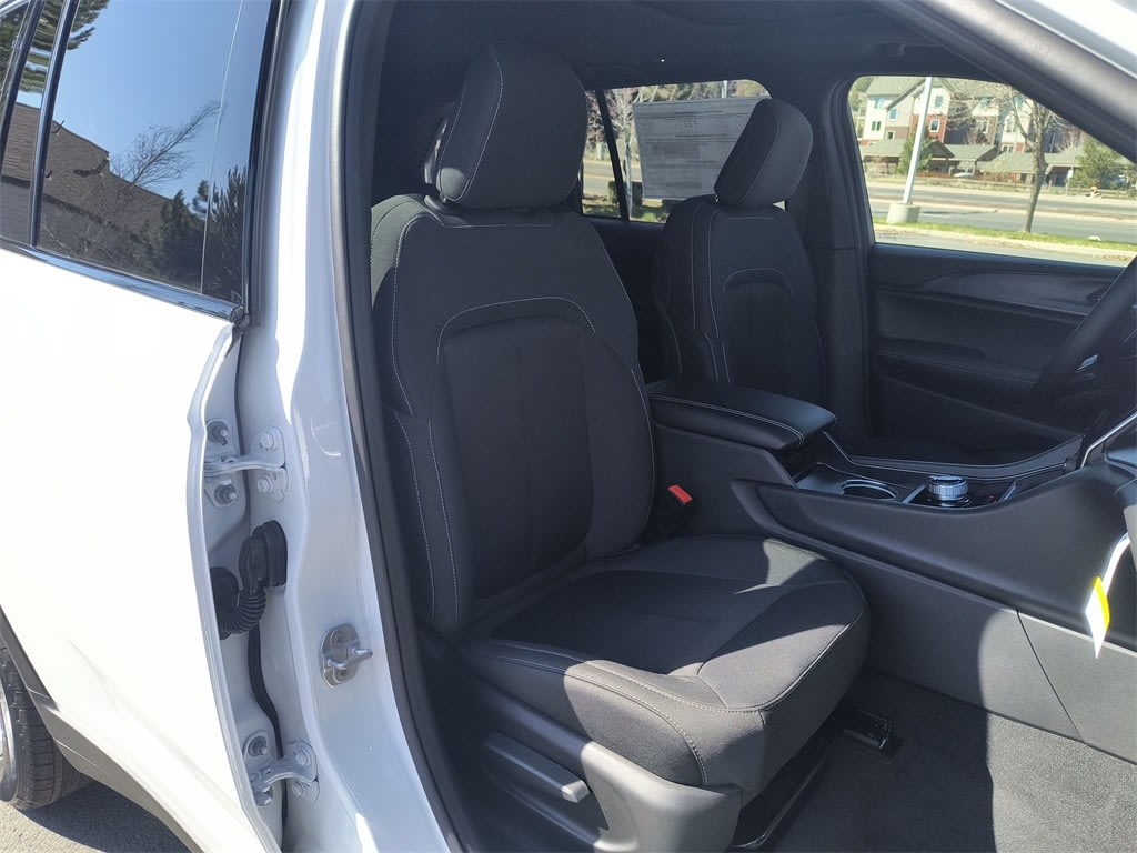 2025 Jeep Grand Cherokee Laredo 8