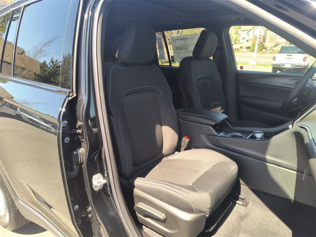2025 Jeep Grand Cherokee Laredo 10
