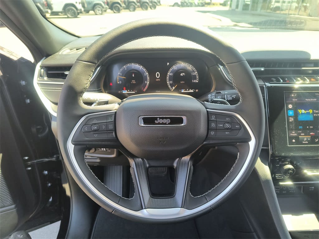 2025 Jeep Grand Cherokee Laredo 2