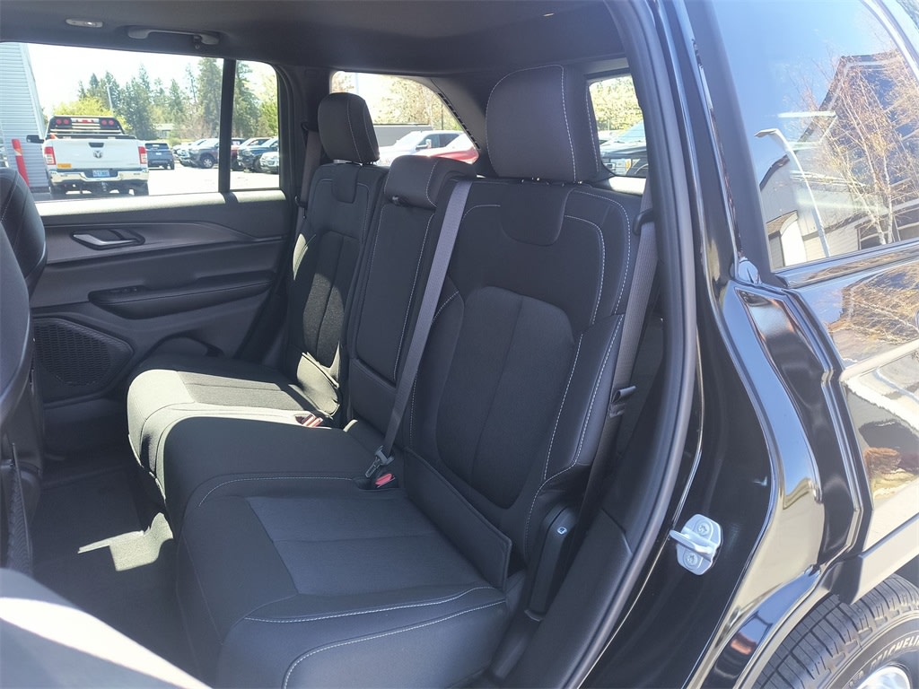 2025 Jeep Grand Cherokee Laredo 11