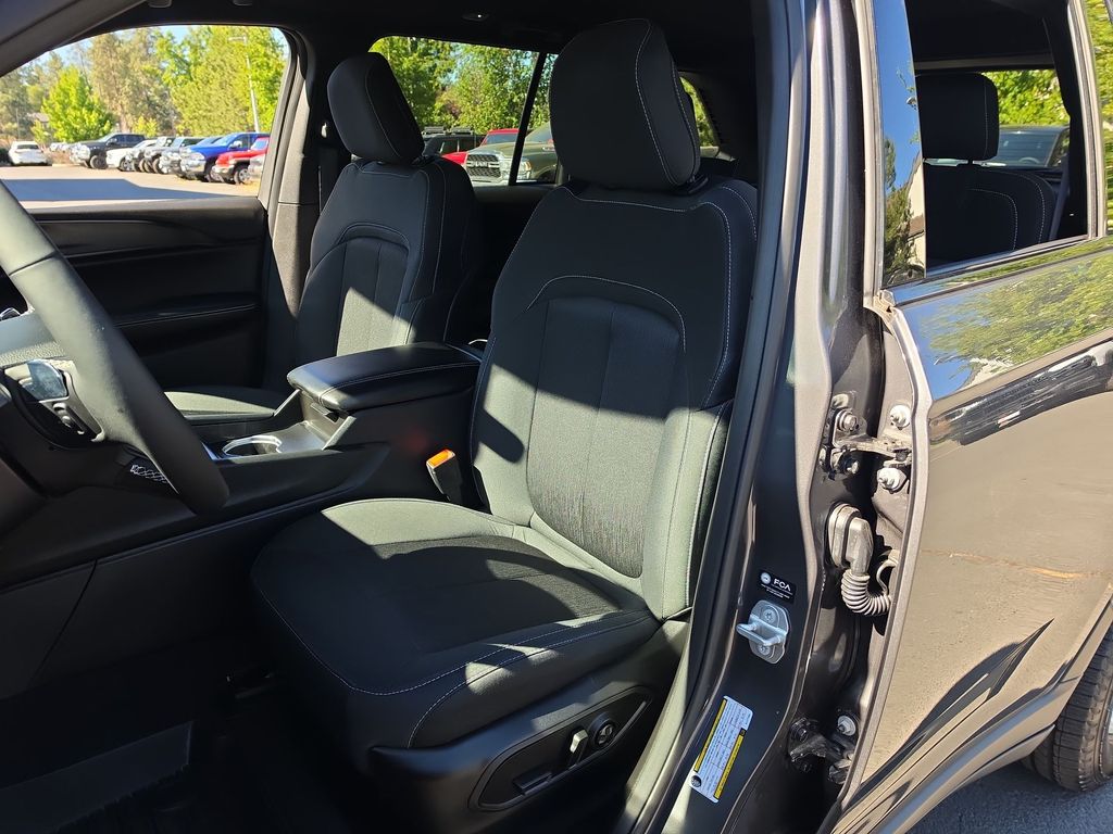 Thumbnail: 2025 Jeep Grand Cherokee - 8