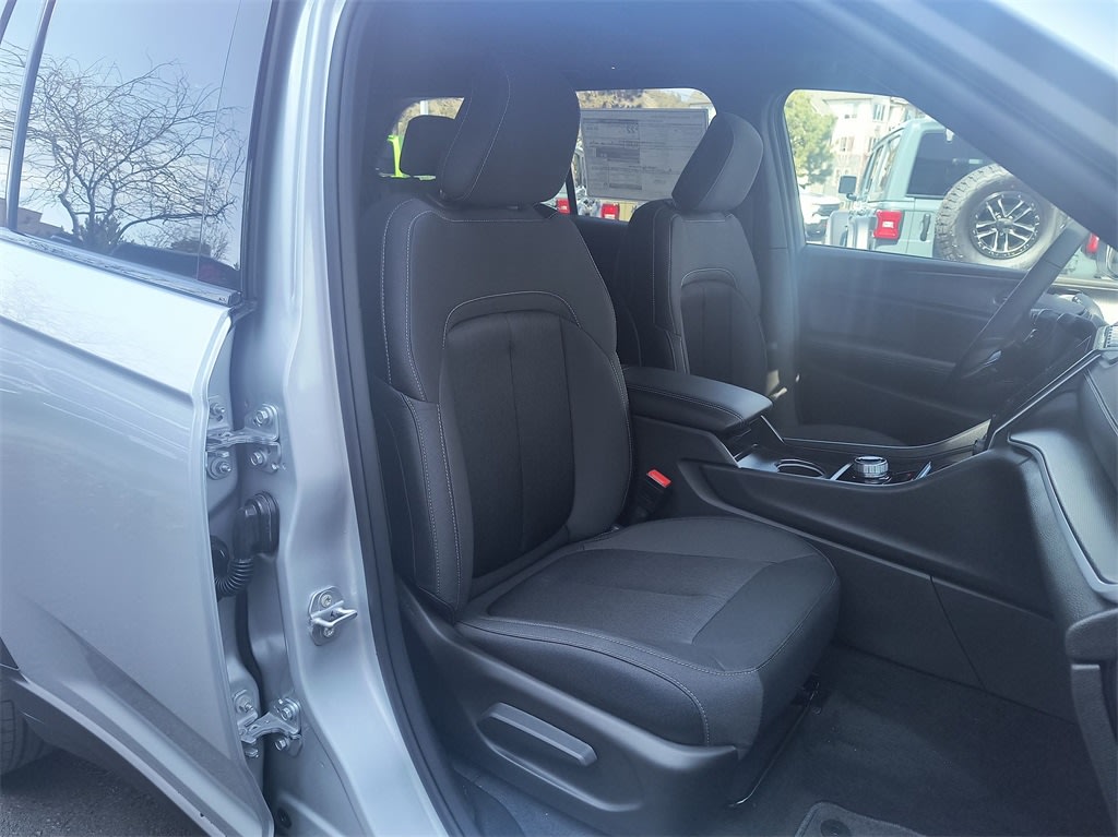 2025 Jeep Grand Cherokee Laredo 9