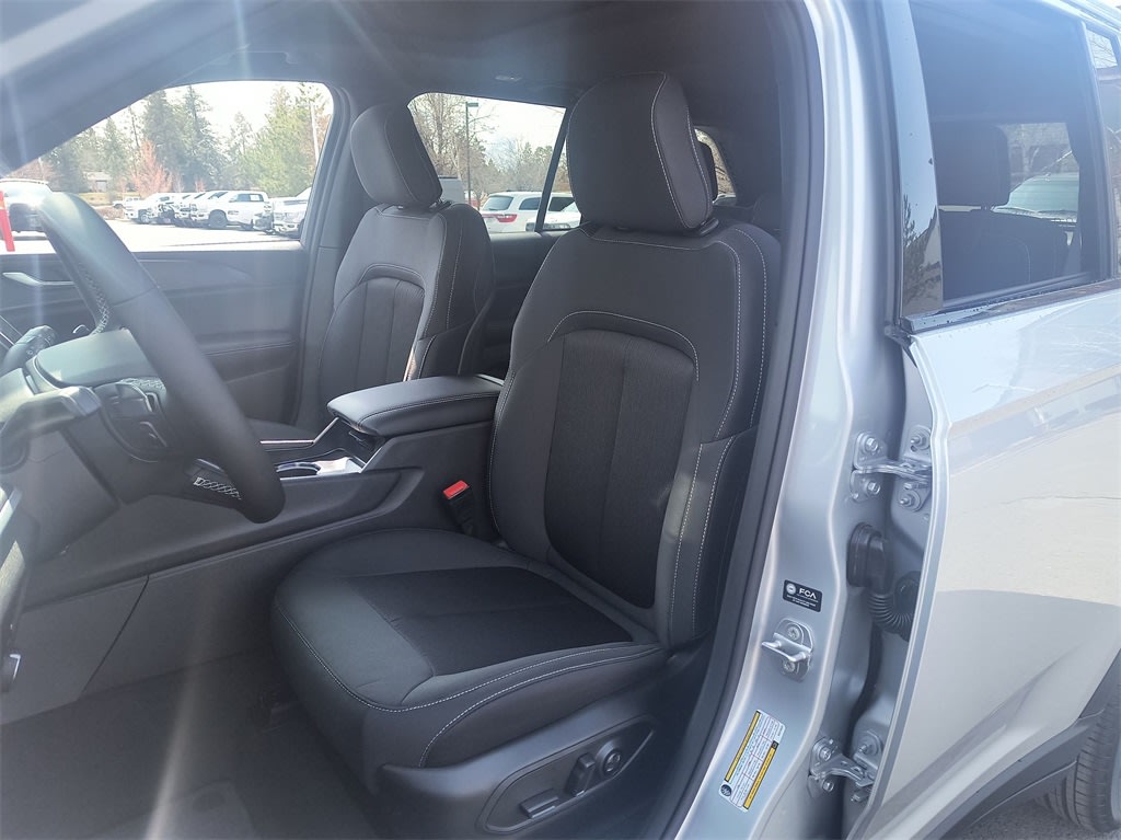 2025 Jeep Grand Cherokee Laredo 8