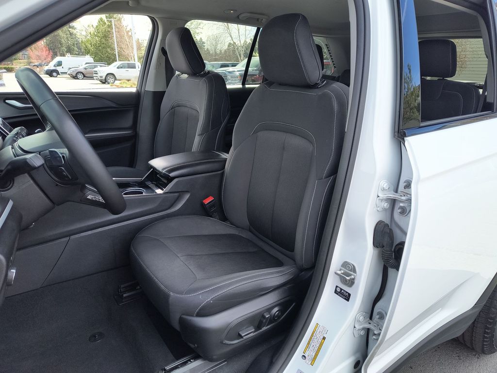 Thumbnail: 2023 Jeep Grand Cherokee - 8