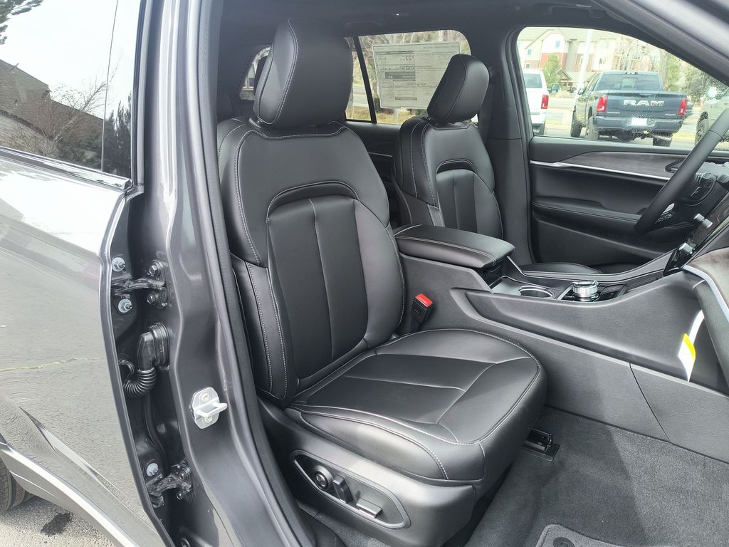 Thumbnail: 2026 Jeep Grand Cherokee - 8