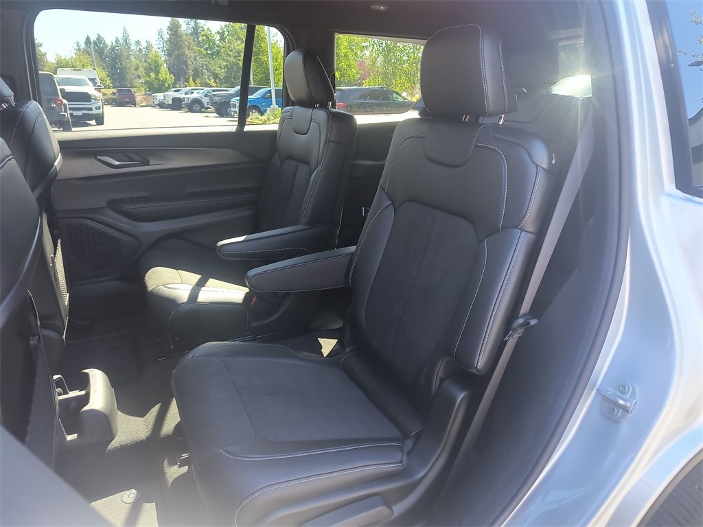 Thumbnail: 2025 Jeep Grand Cherokee L - 24