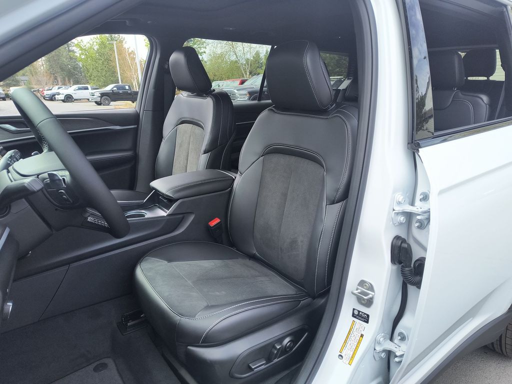 Thumbnail: 2026 Jeep Grand Cherokee L - 8