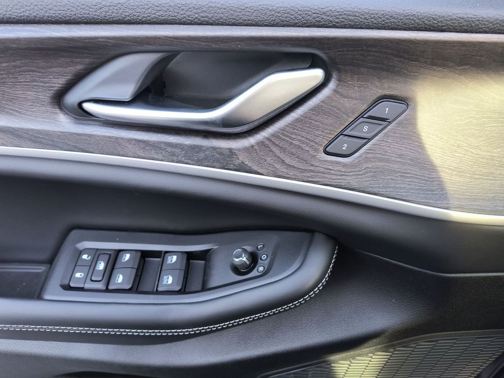 Thumbnail: 2025 Jeep Grand Cherokee L - 21