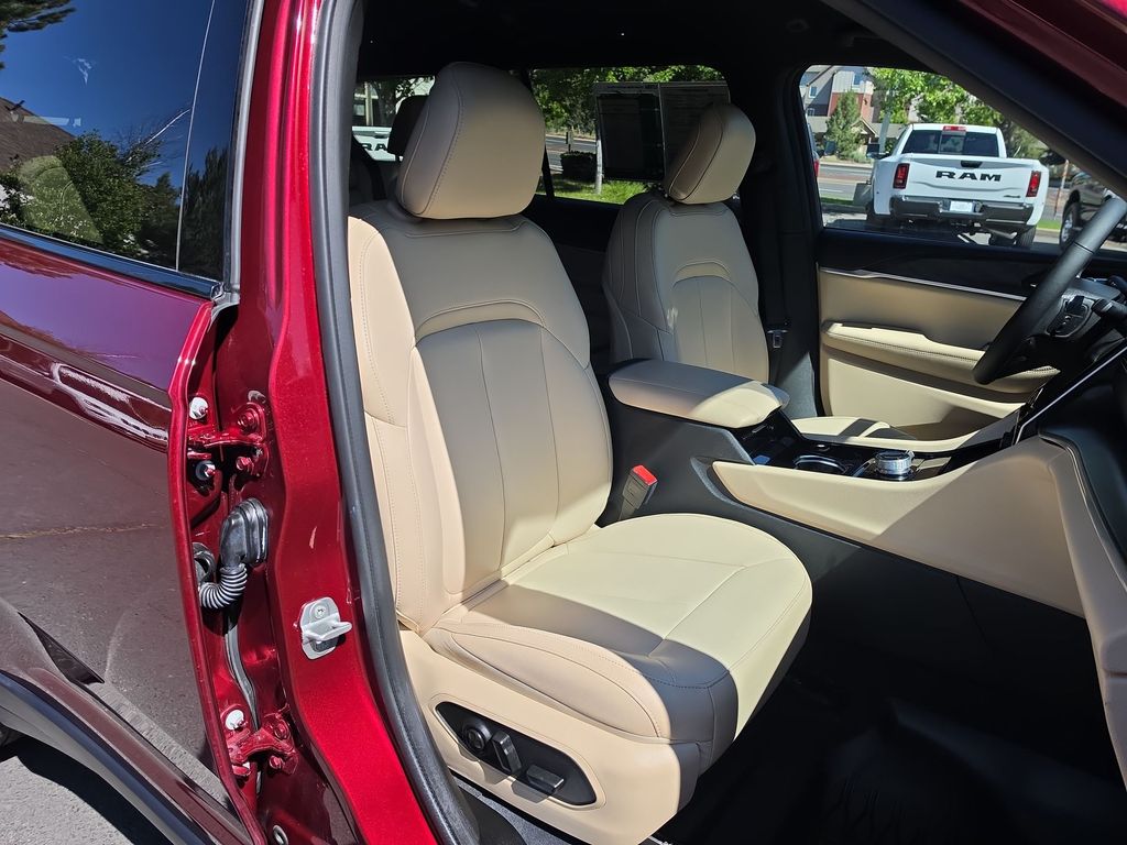 Thumbnail: 2023 Jeep Grand Cherokee L - 9