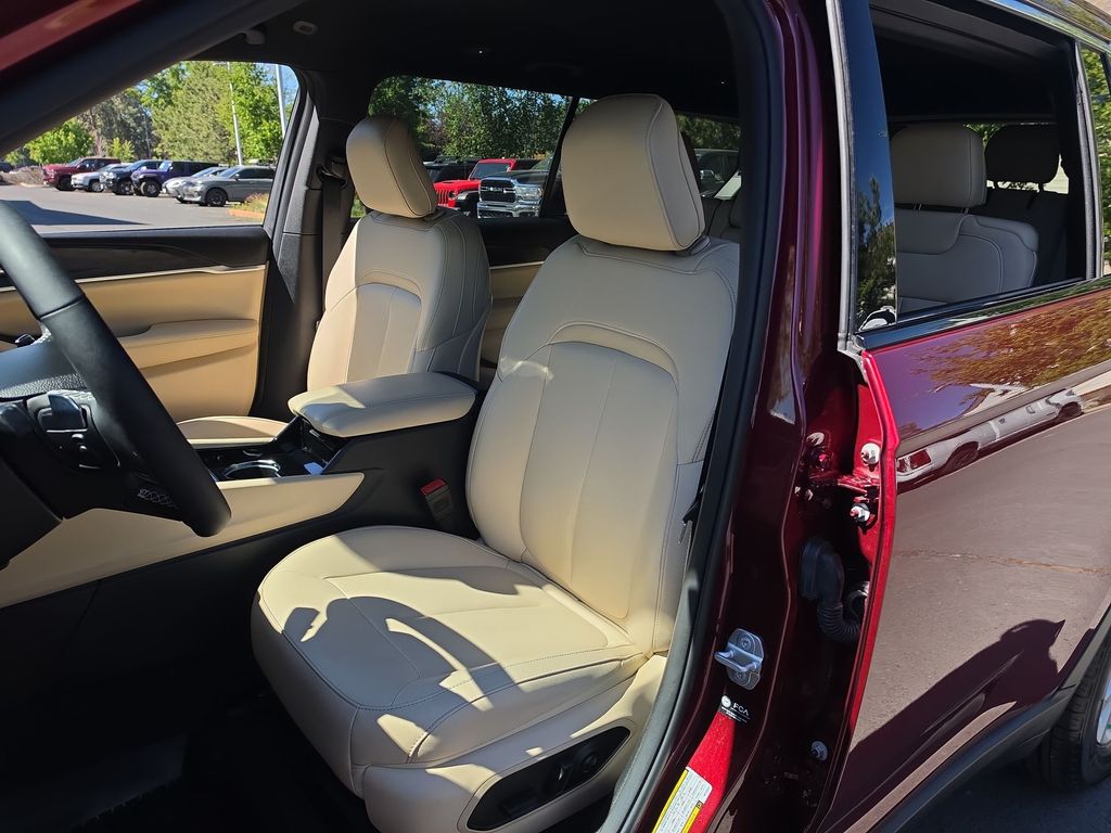Thumbnail: 2023 Jeep Grand Cherokee L - 8