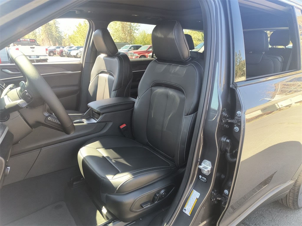 2025 Jeep Grand Cherokee L Limited Edition 11