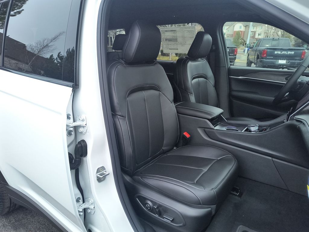 Thumbnail: 2025 Jeep Grand Cherokee L - 8