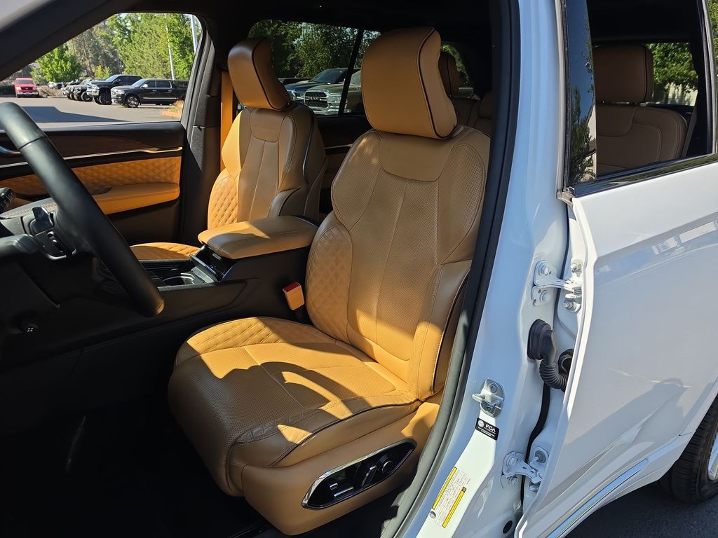 Thumbnail: 2023 Jeep Grand Cherokee - 8