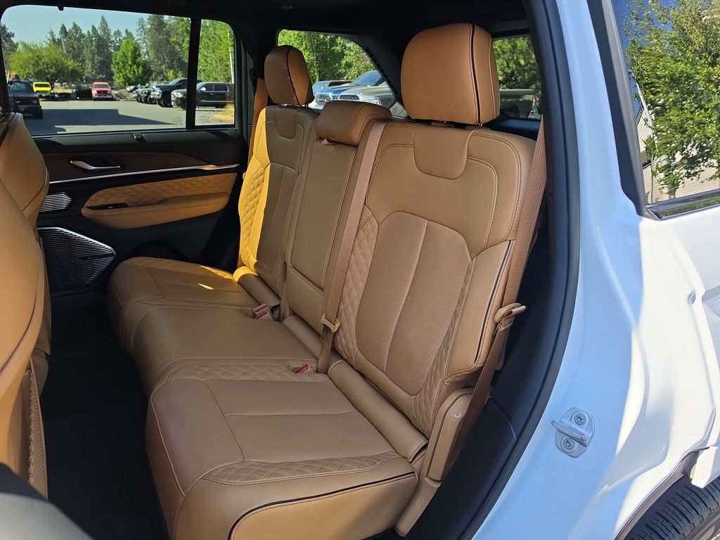 Thumbnail: 2023 Jeep Grand Cherokee - 10