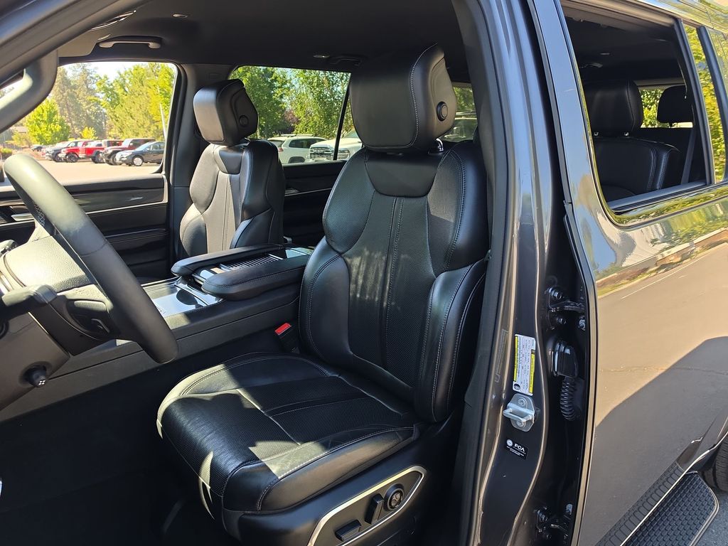 Thumbnail: 2023 Jeep Wagoneer - 7