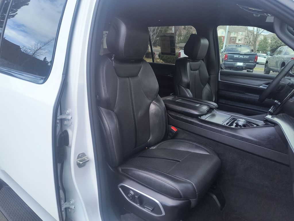 Thumbnail: 2023 Jeep Wagoneer - 8