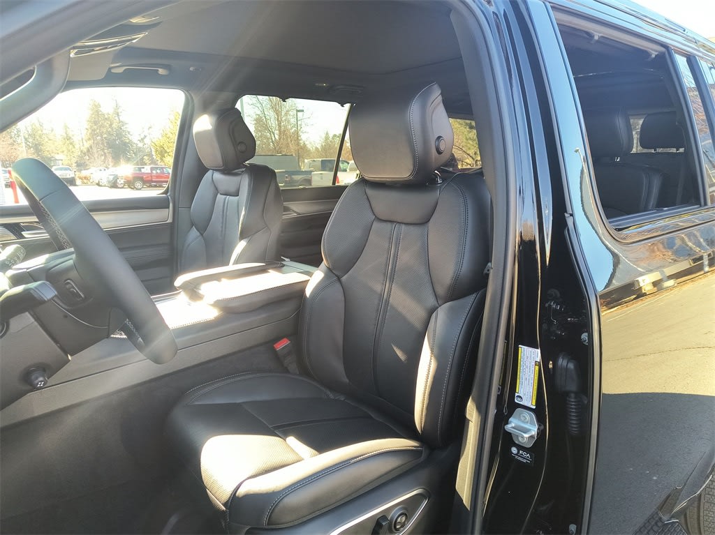 Thumbnail: 2025 Jeep Wagoneer - 10