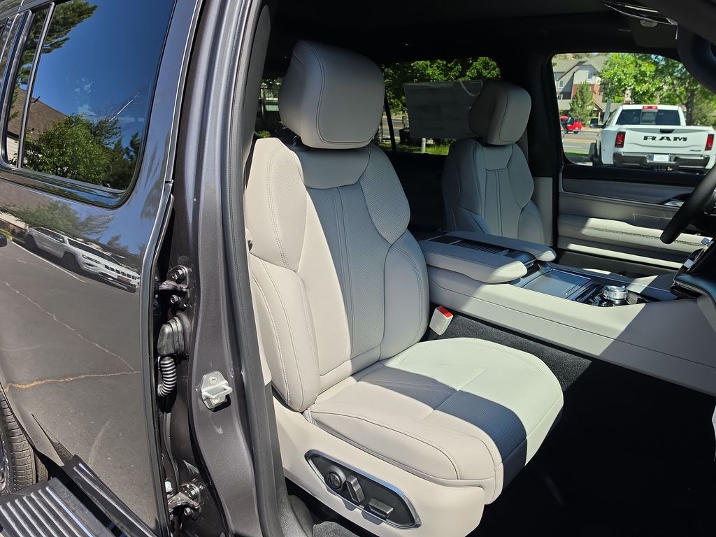 Thumbnail: 2026 Jeep Grand Wagoneer - 10
