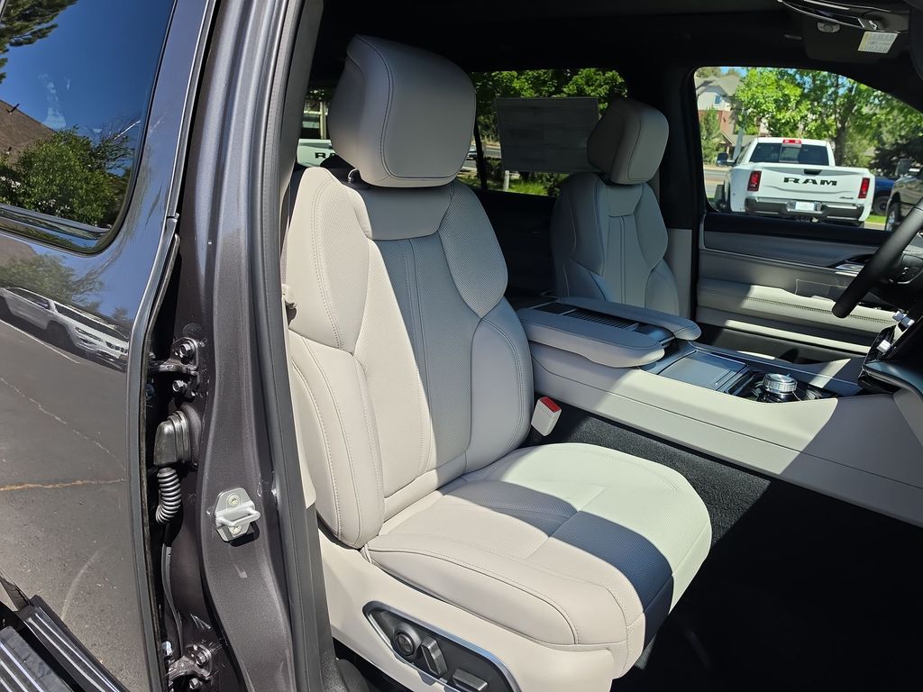 Thumbnail: 2026 Jeep Grand Wagoneer - 8