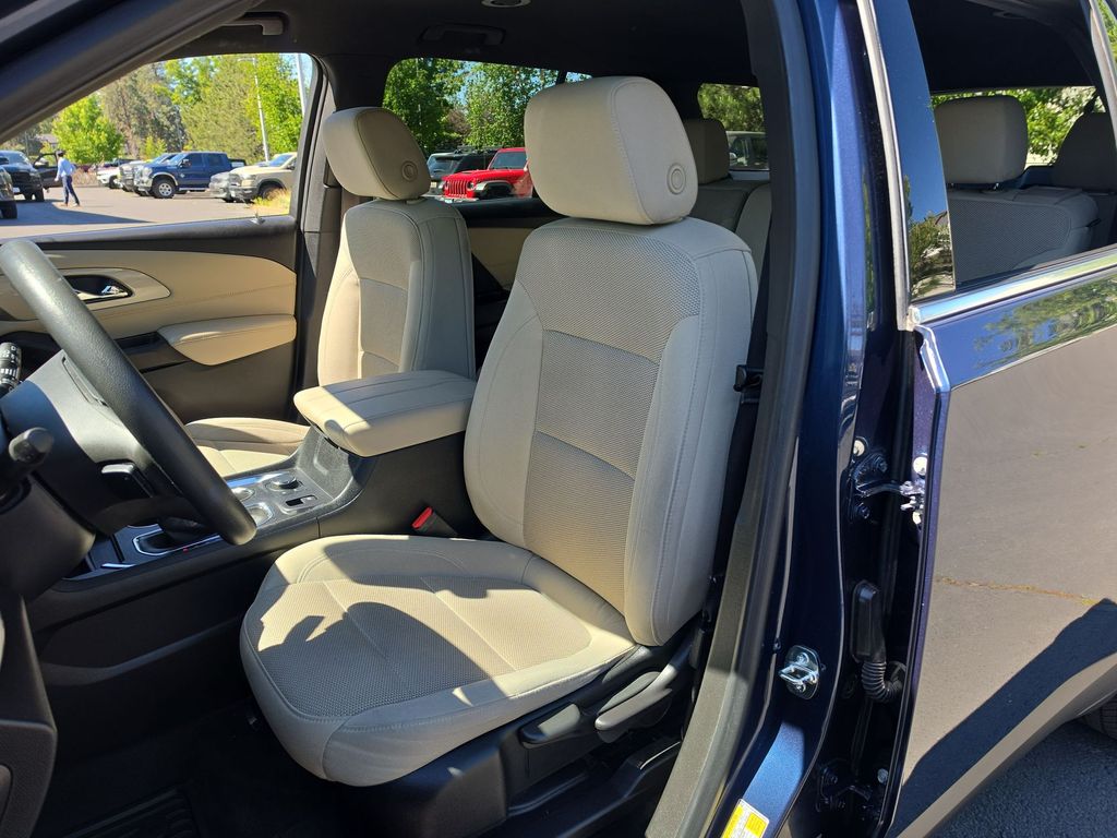 Thumbnail: 2023 Chevrolet Traverse - 7