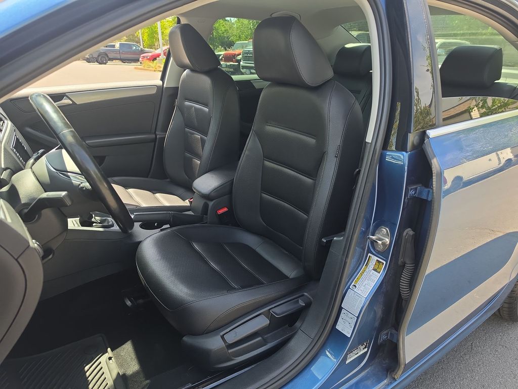 Thumbnail: 2017 Volkswagen Jetta - 7