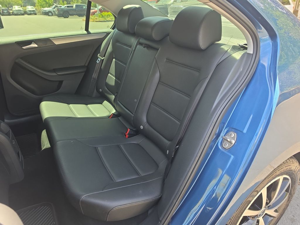 Thumbnail: 2017 Volkswagen Jetta - 9