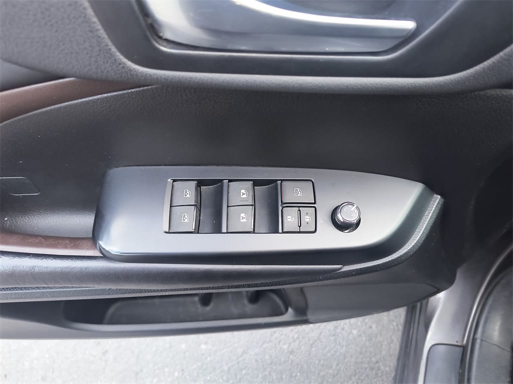 Thumbnail: 2019 Toyota Highlander - 21