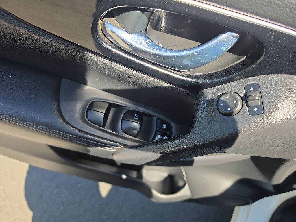 Thumbnail: 2017 Nissan Rogue Sport - 21