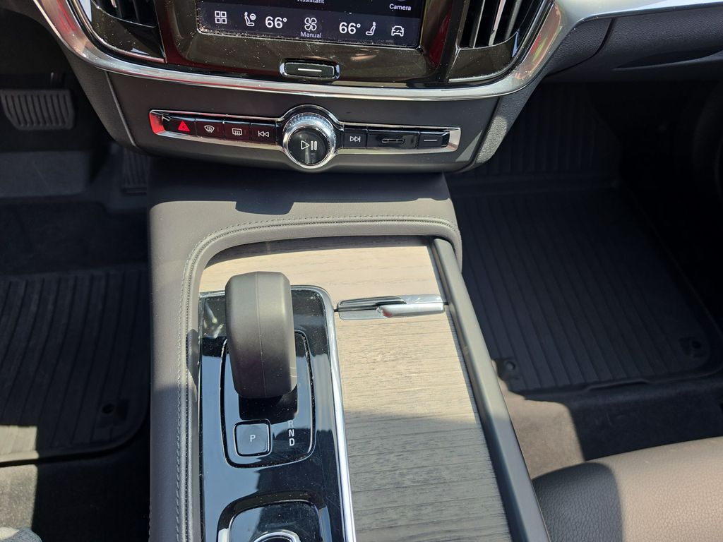 Thumbnail: 2023 Volvo S90 - 10