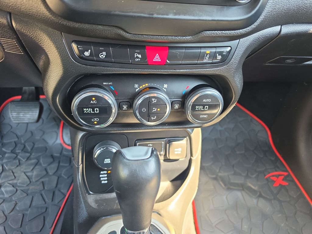 Thumbnail: 2016 Jeep Renegade - 23