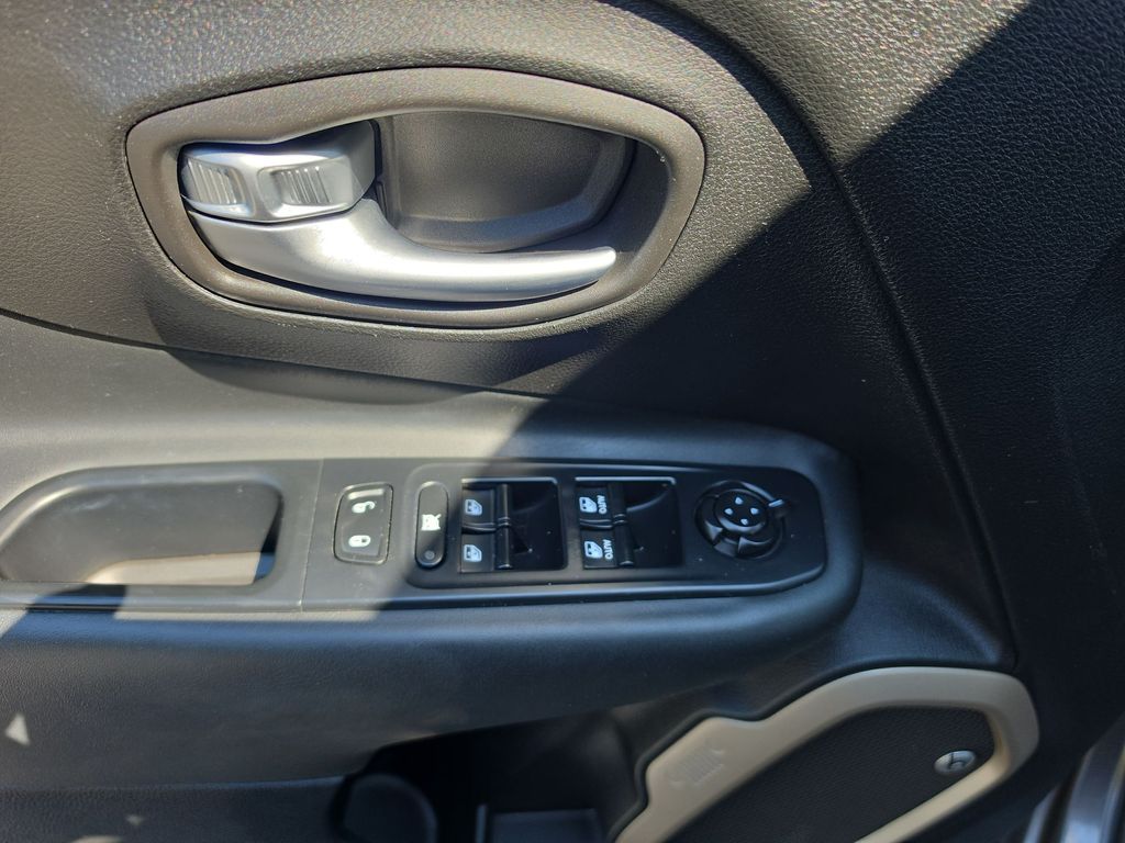 Thumbnail: 2016 Jeep Renegade - 20