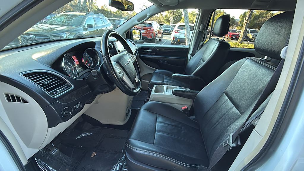 2016 Chrysler Town & Country Touring 10